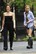 http://img101.imagevenue.com/loc400/th_94227_On_the_set_of_Gossip_Girl_in_NY45_122_400lo.jpg