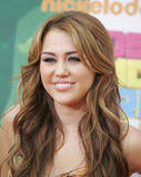 http://img101.imagevenue.com/loc431/th_07790_celebrity_paradise.com_TheElder_MileyCyrus17_122_431lo.jpg