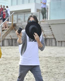 th_71775_Preppie_Jared_Leto_hanging_out_on_the_beach_in_Malibu_57_122_516lo.jpg