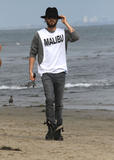 th_73210_Preppie_Jared_Leto_hanging_out_on_the_beach_in_Malibu_25_122_520lo.jpg