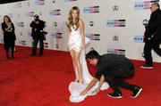 http://img101.imagevenue.com/loc427/th_27948_Miley_Cyrus_The_2010_American_Music_Awards24_122_427lo.jpg