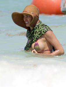Irina-Shayk-%E2%80%93-Bikini-Candids-in-Mexico-j4glgpg1b5.jpg
