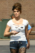 http://img101.imagevenue.com/loc492/th_29743_Ashley_Greene_on_the_set_of_LOL10_122_492lo.jpg