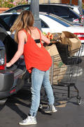 http://img101.imagevenue.com/loc537/th_98539_Hilary_Duff_at_Ralphs_market9_122_537lo.jpg