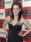 http://img101.imagevenue.com/loc571/th_68383_KristenStewart29_122_571lo.jpg