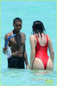 Kylie-Jenner-Wearing-a-swimsuit-at-the-beach-in-Turks-and-Caicos-8_12_16--l51hfp64g7.jpg